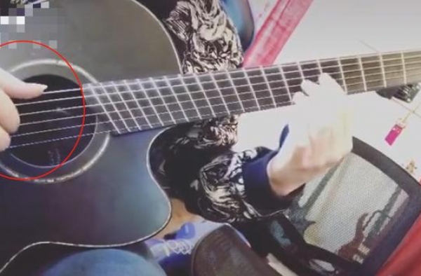 宁静罕晒混血儿子表思念，对方只露半身太神秘，两人曾同框似姐弟