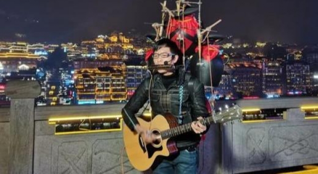 央视点赞贵州80后音乐达人罗应星：一个人就是一个乐队