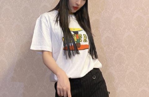 李菲儿风波后晒美照，懒理黄晓明杨颖夫妇，扬言胜负未定超自信