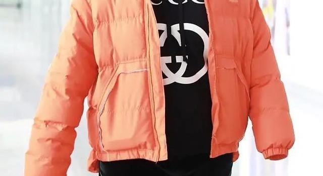 贾玲现身机场，发福严重变行走的“大橘子”，曾被说有200斤