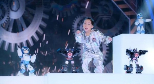 “非常帮帮男团”化身影视人物 别样走秀气场全开