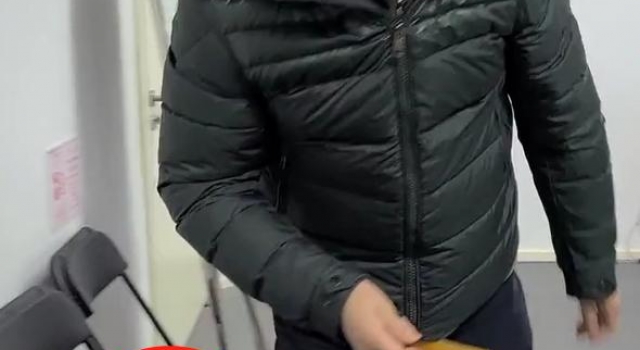 63岁冯巩近照罕曝光！一个工作包旧到变形，身上羽绒服价格过万