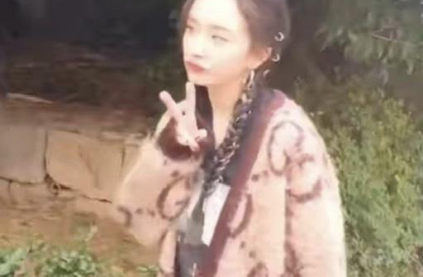 杨幂生图发际线堪忧，走路驼背气质差，嘟嘴卖萌被嘲像精神小妹