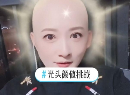 因短发被嫌老土，41岁金铭晒光头造型，北大毕业准备孤独终老