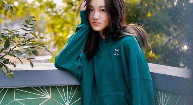 15岁李嫣晒近照，晒性感自拍秀曼妙身姿，被指心理年龄过于成熟