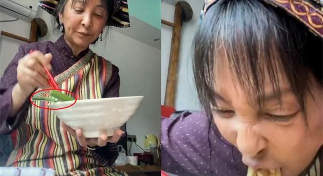 57岁李勤勤吃炸酱面配生葱，蹲地上表情狰狞，两嫁外国人都离婚