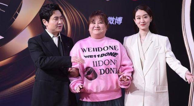 张小斐、贾玲、沈腾三人合照，意外摆成“逮捕姿势”