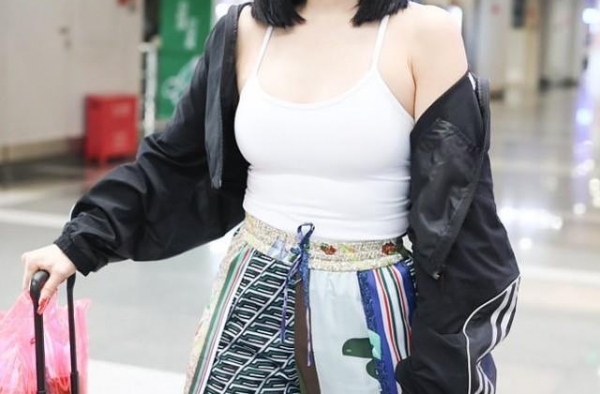 钟丽缇真不像个中年人，穿的衣服小姑娘都很少穿，太有勇气了