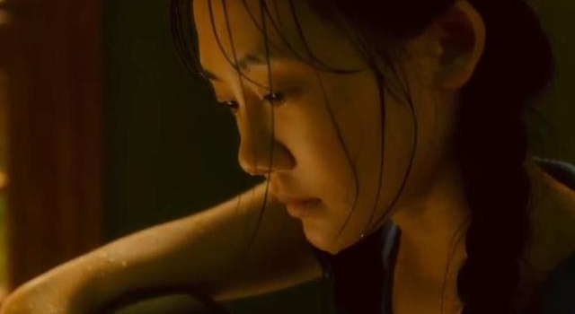 郑恺娇妻苗苗高调走机场，健美裤秀纤细小鸟腿，产后小肚腩消失
