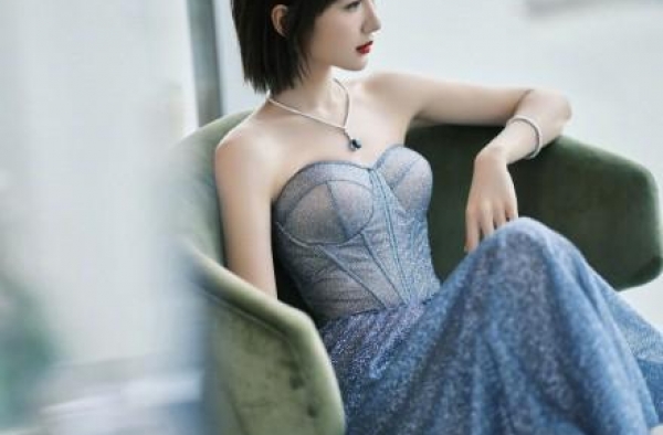 毛晓彤入围白玉兰最佳女配角 身穿星空蓝闪钻抹胸裙娇俏可人