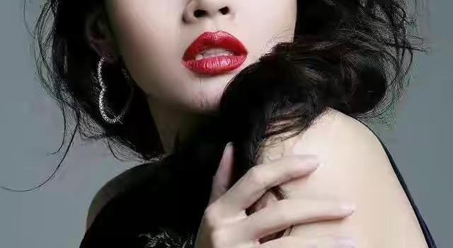 于明加低调奢华，39岁依然风韵无限，端庄典雅女神